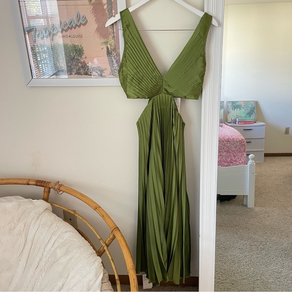 Abercrombie & Fitch Giselle Pleated Cutout Midi Dress Olive Size Medium Petite - Picture 3 of 8